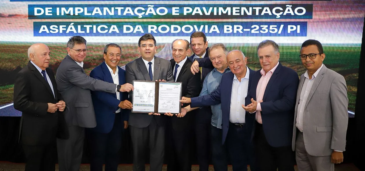 Rafael Fonteles assina ordem de serviço para obra na BR 235