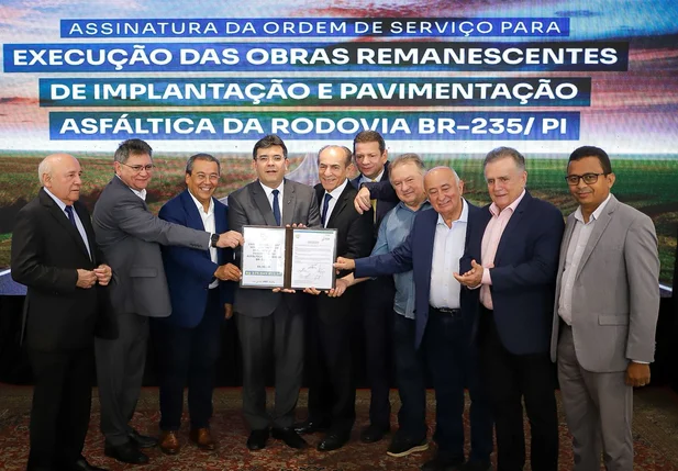 Rafael Fonteles assina ordem de serviço para obra na BR 235