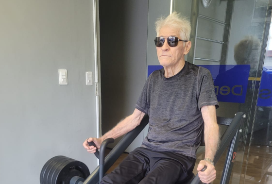 Raimundo Girão (82 anos) fortalece sua coluna vertebral com 80 kg