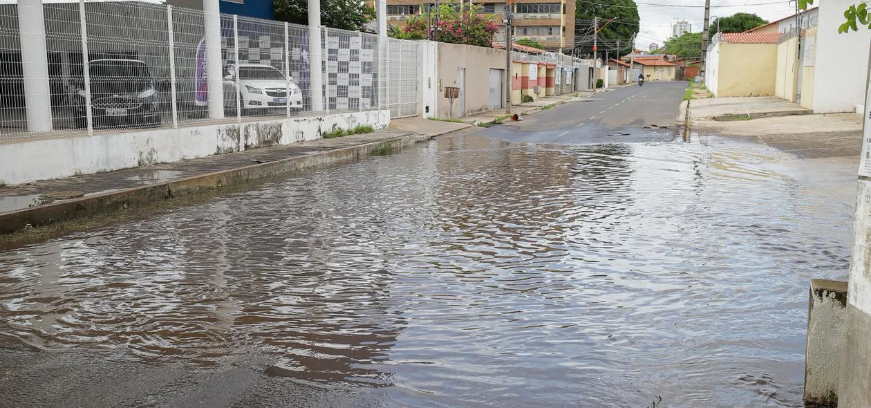 Rua completamente alagada