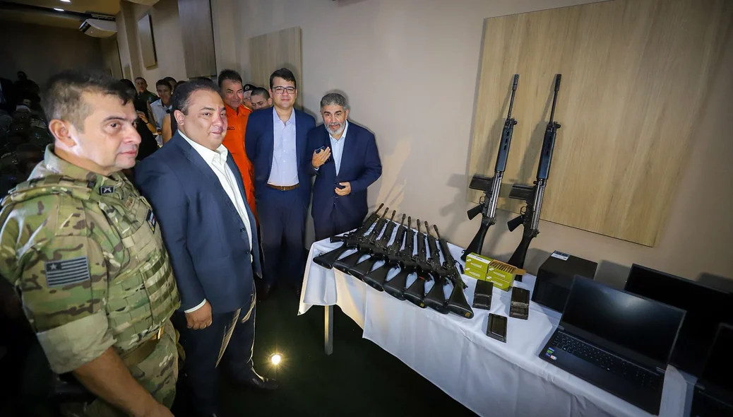 Secretário Chico Lucas entregando novos armamentos para a PM do Piauí