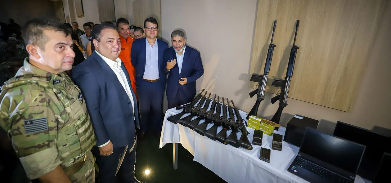 Secretário Chico Lucas entregando novos armamentos para a PM do Piauí