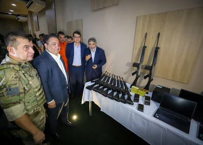 Secretário Chico Lucas entregando novos armamentos para a PM do Piauí