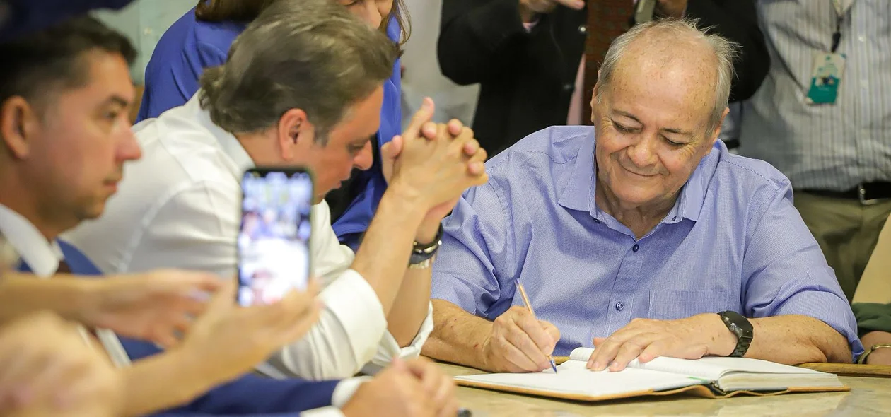 Sílvio Mendes assinando saída de Júlio Arcoverde