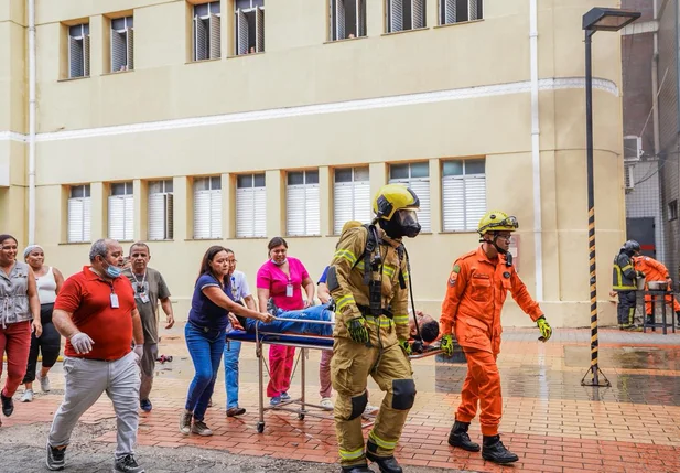 Simulação de incêndio no HGV