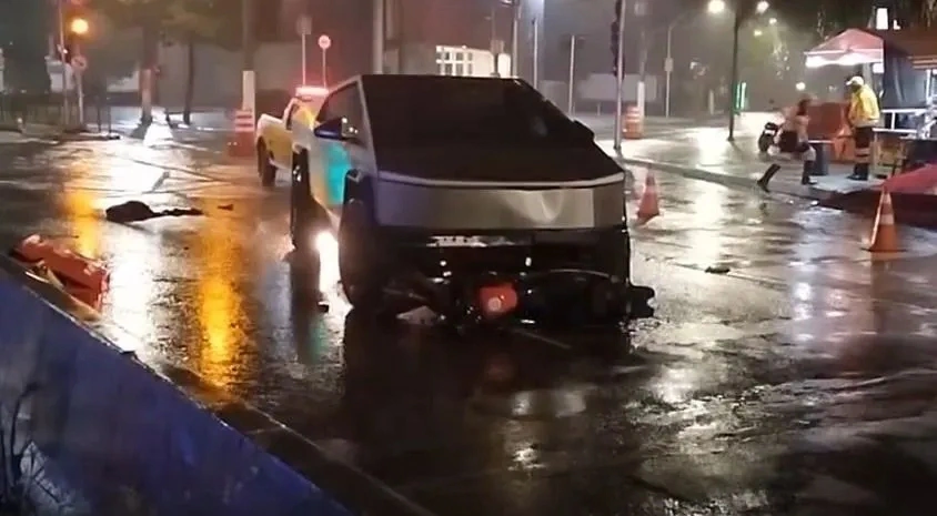 Tesla se envolve em acidente