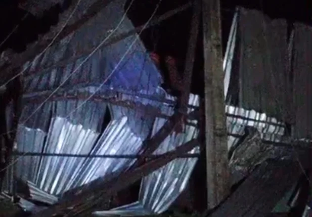 Teto da igreja foi parar em uma residência