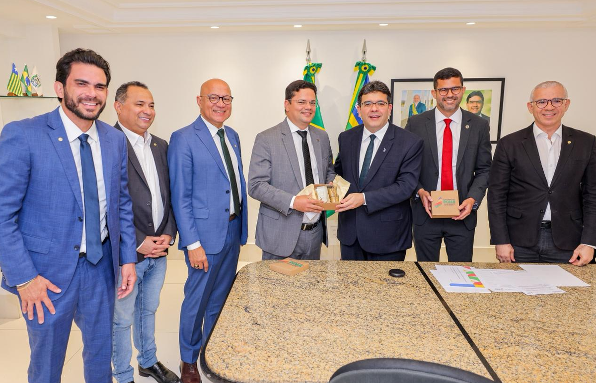 Tiago Vasconcelos participou de reunião com o governador e outras autoridades