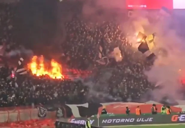 Torcida do Partizan incendeia arquibancada