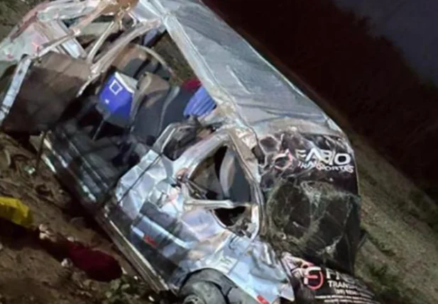 Van ficou completamente destruída após acidente na PI 141