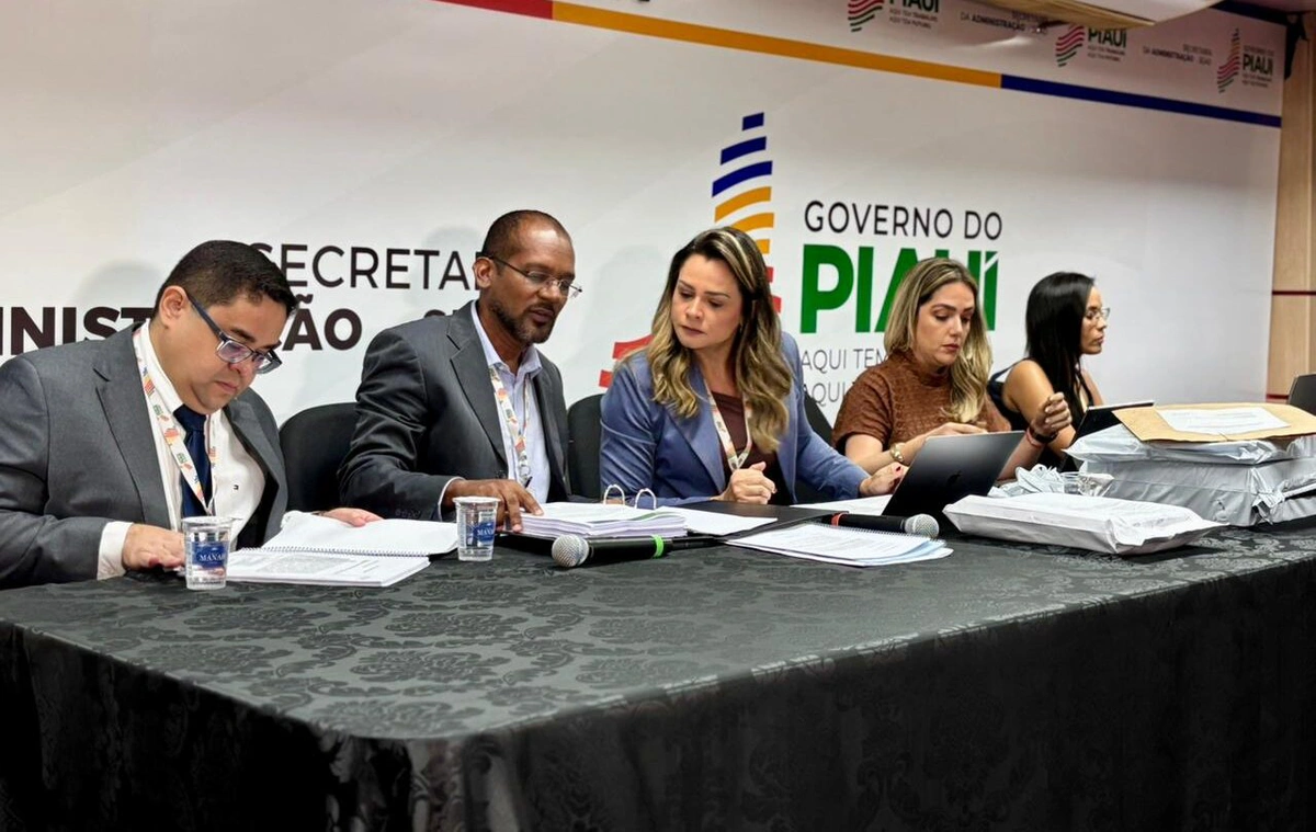 A Comissão de Licitação se reunirá para avaliar os critérios de desempate previstos em lei.