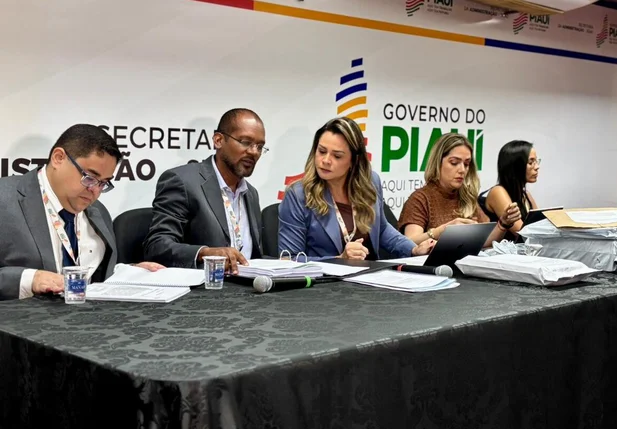 A Comissão de Licitação se reunirá para avaliar os critérios de desempate previstos em lei.