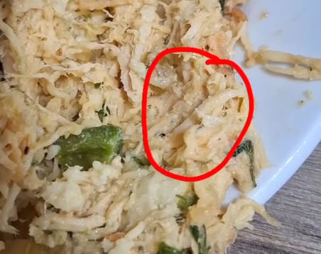 Alimento com larvas