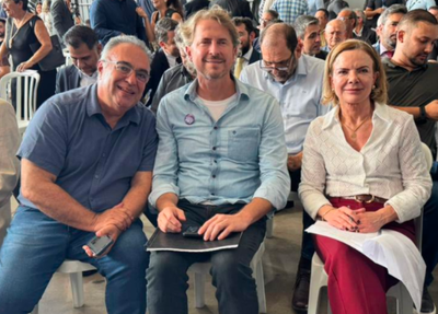 André Vargas (de óculos e com celular na mão) ao lado de aliados petistas