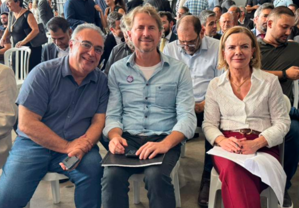 André Vargas (de óculos e com celular na mão) ao lado de aliados petistas
