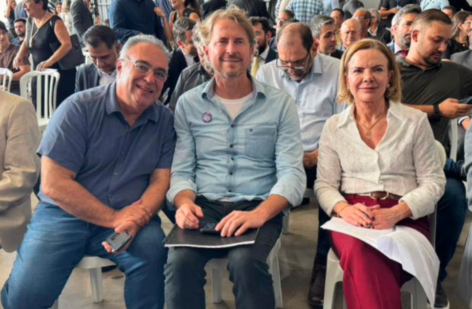 André Vargas (de óculos e com celular na mão) ao lado de aliados petistas