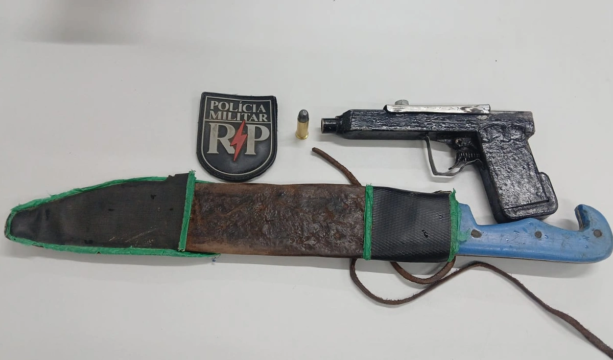 Arma de fogo de fabricação caseira apreendida pela PM, juntamente com um facão
