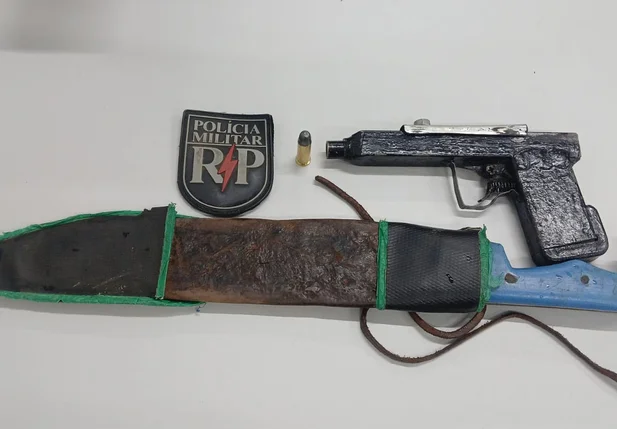 Arma de fogo de fabricação caseira apreendida pela PM, juntamente com um facão