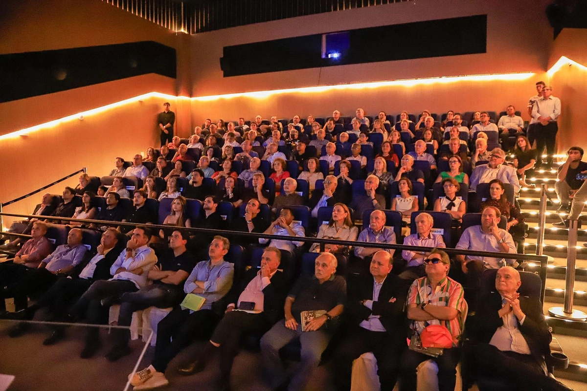 Auditório lotado com convidados e autoridades