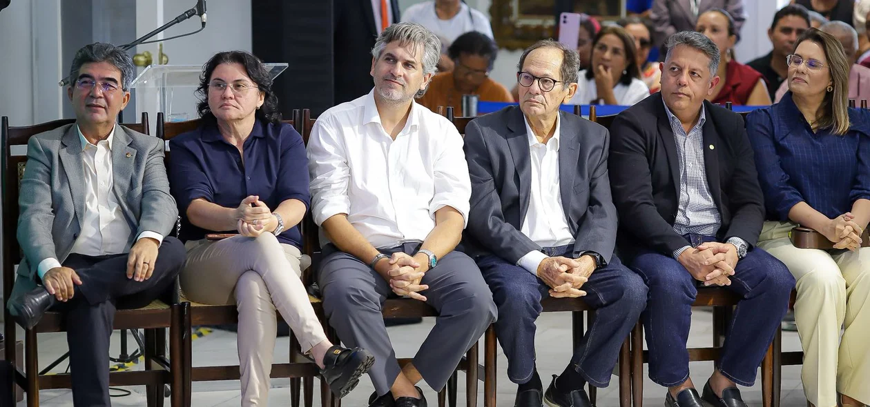 Autoridades estiveram presentes durante solenidade