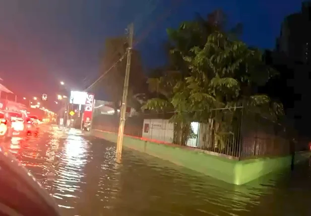 Avenida Presidente Kennedy alagada