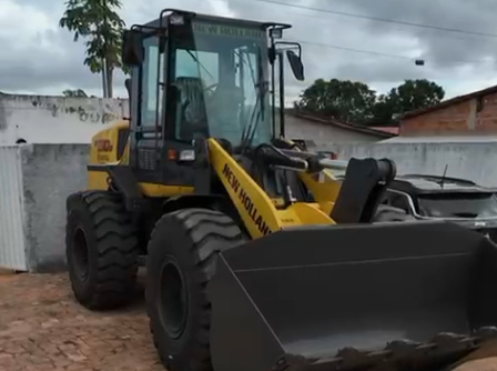 Baixa Grande do Ribeiro recebe nova pá carregadeira