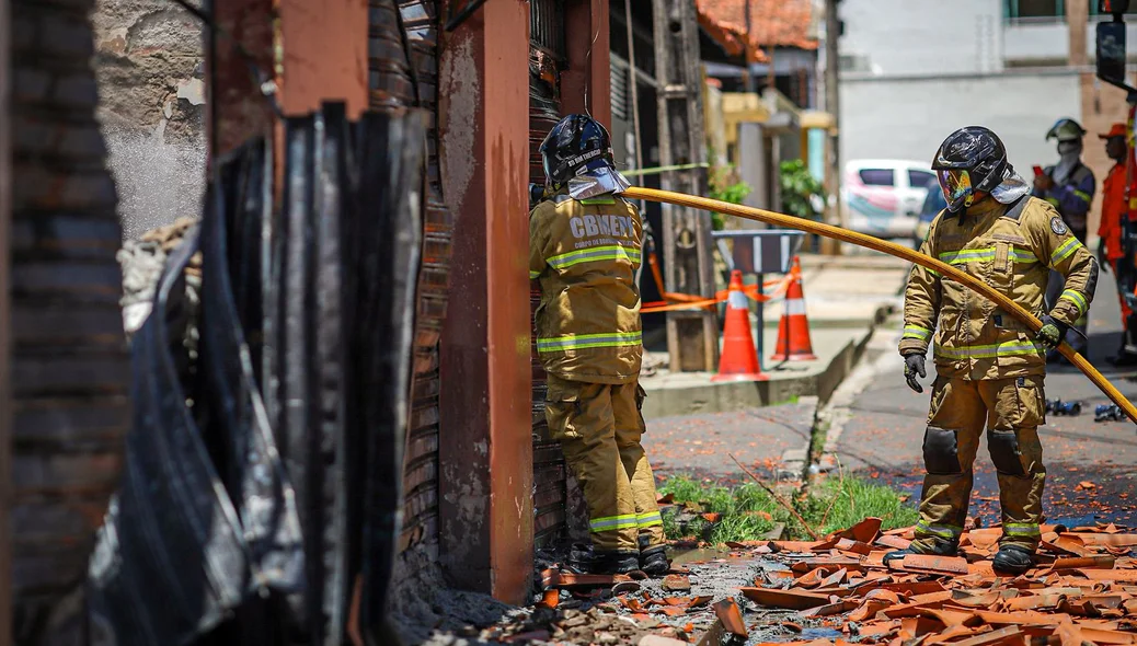Bombeiros fizeram rescaldo e combate ao fogo