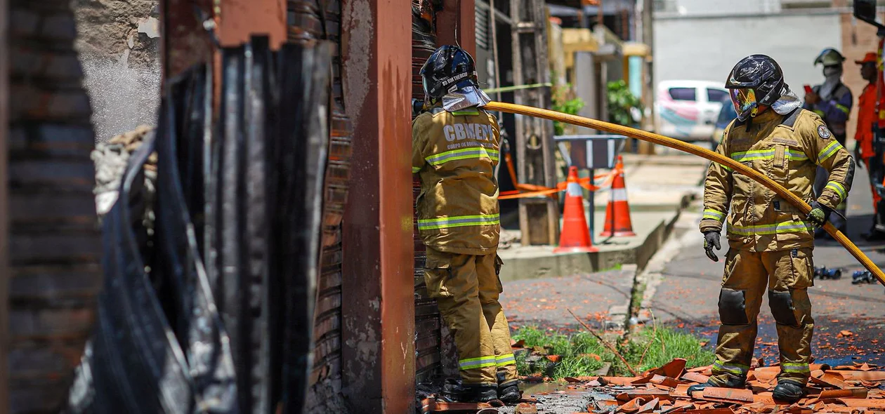 Bombeiros fizeram rescaldo e combate ao fogo