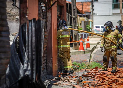 Bombeiros fizeram rescaldo e combate ao fogo