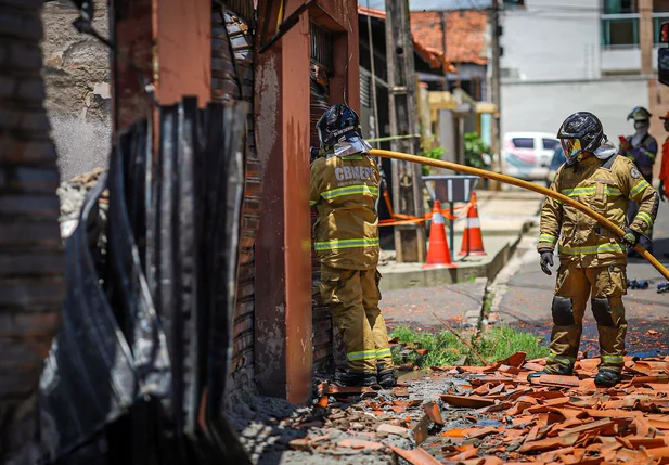 Bombeiros fizeram rescaldo e combate ao fogo