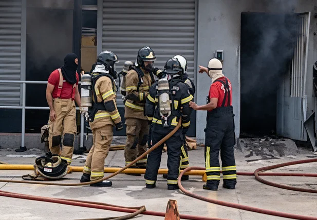 Bombeiros no local