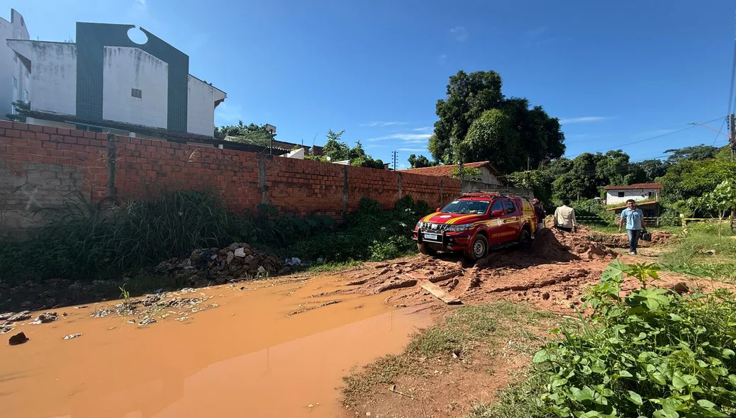 Bombeiros realizando buscas