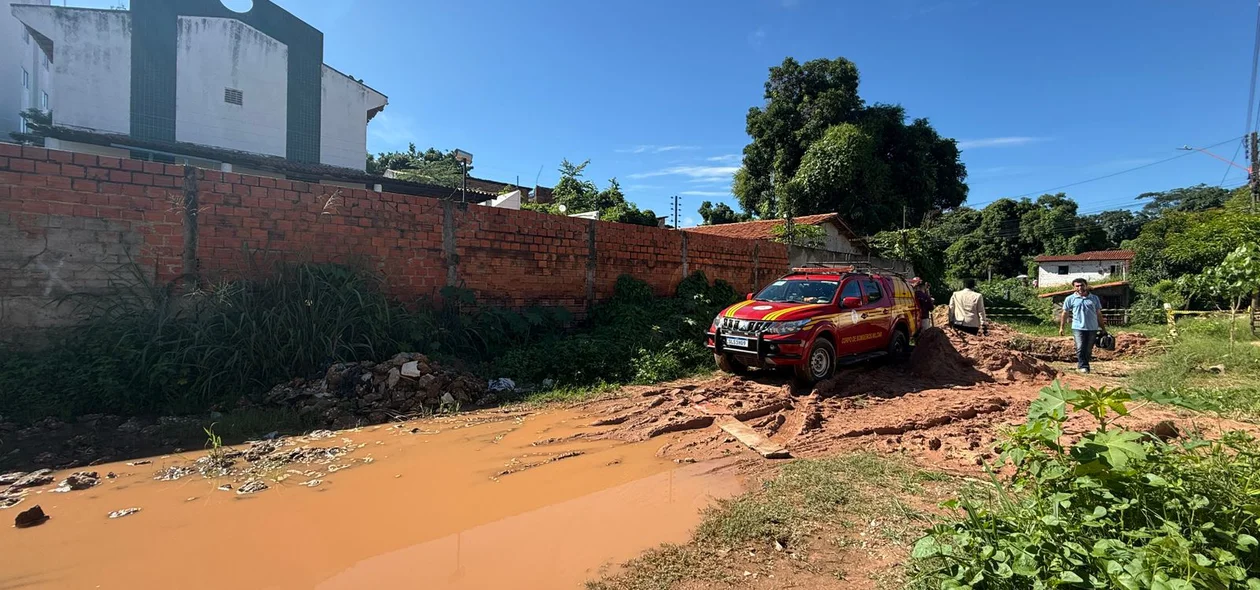 Bombeiros realizando buscas