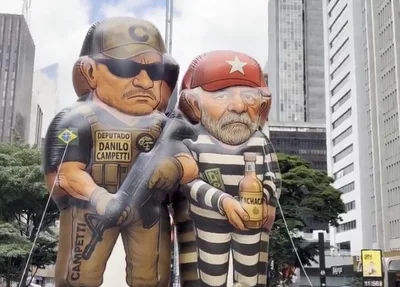Boneco retrata Lula preso durante manifestação em São Paulo