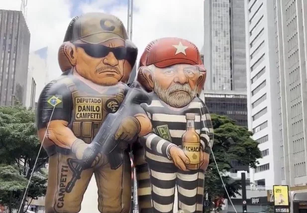 Boneco retrata Lula preso durante manifestação em São Paulo