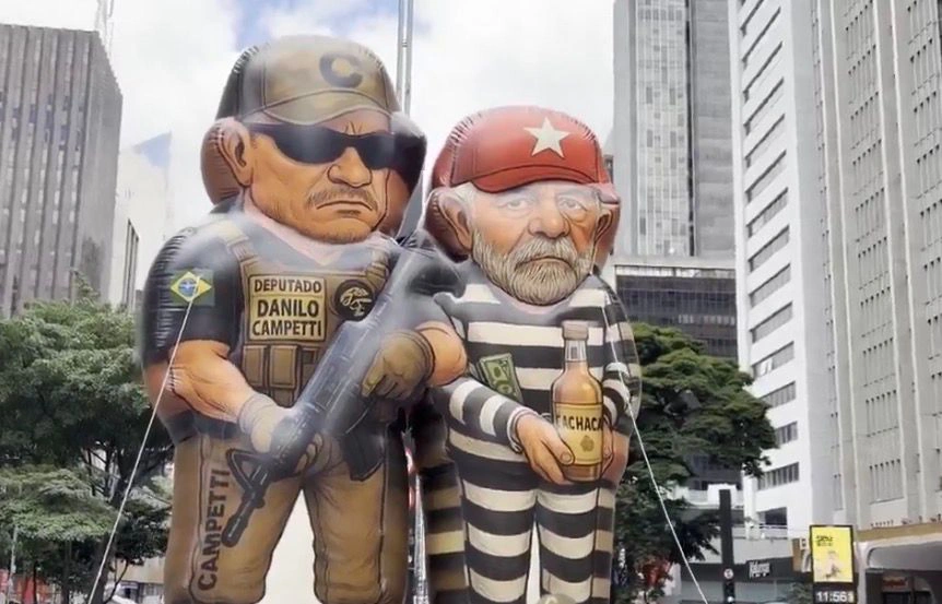 Boneco retrata Lula preso durante manifestação em São Paulo