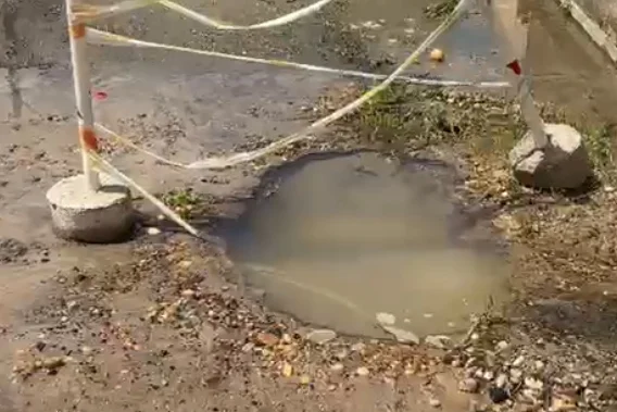 Buraco com quase meio metro de profundidade gera transtornos na zona leste