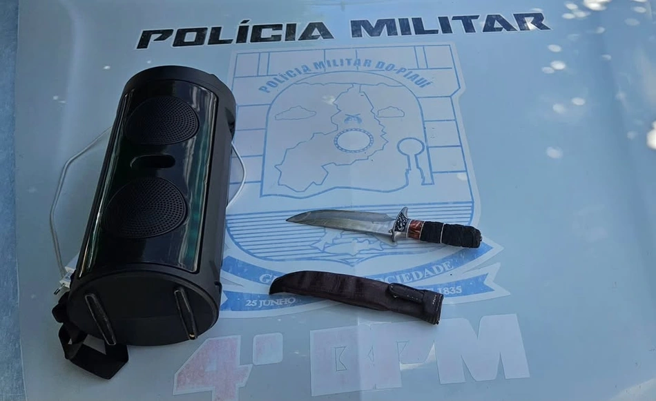 Caixa de som e arma apreendidas com o cadeirante