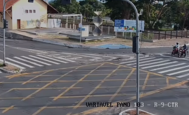 Câmera registra momento em que engenheiro invade o sinal e atropela motociclista em Teresina