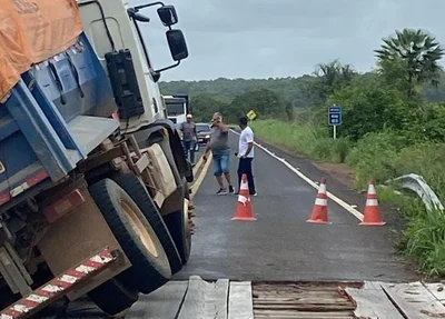 Caminhão ficou preso em ponte de madeira