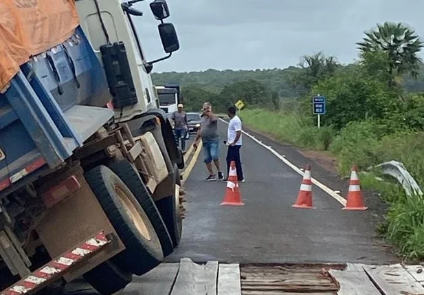 Caminhão ficou preso em ponte de madeira