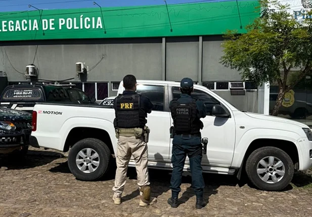 Caminhonete recuperada pela PRF