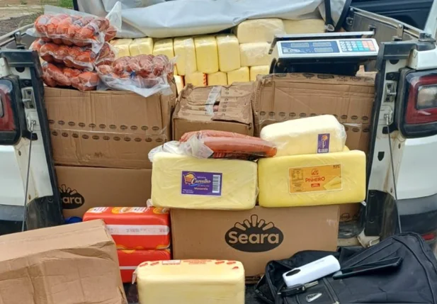 Carga de queijo e linguiça apreendida pela PRF