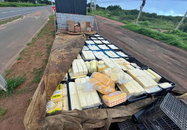 Carga sem selo de inspeção e sem refrigeração adequada saiu de Pernambuco com destino a Teresina e foi inutilizada no aterro sanitário após fiscalização.
