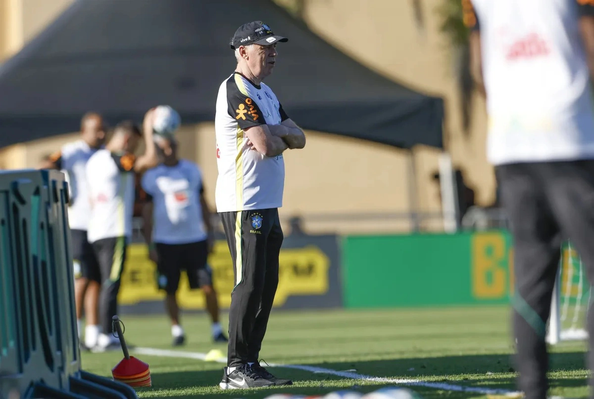 Carlo Ancelotti durante treino da Seleção Brasileira