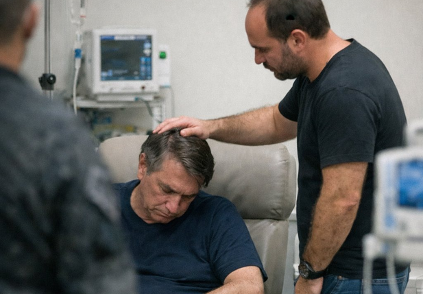 Carlos Bolsonaro e Jair Bolsonaro no hospital