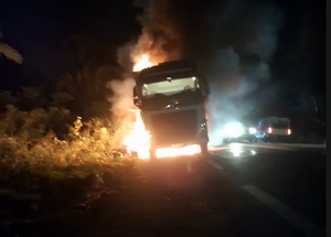 Carreta carregada com vasilhames de cerveja pegou fogo