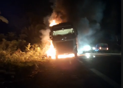 Carreta carregada com vasilhames de cerveja pegou fogo