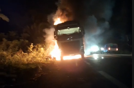 Carreta carregada com vasilhames de cerveja pegou fogo