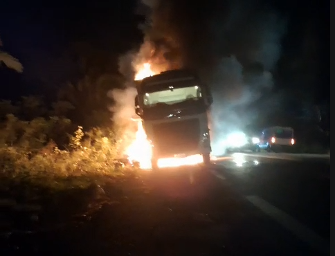 Carreta carregada com vasilhames de cerveja pegou fogo
